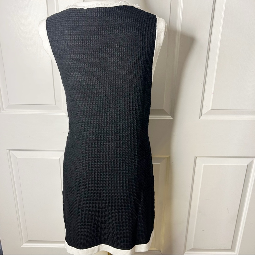 Maggy London Contrast Trim V-Neck Dress (Size M) - Picture 7 of 9